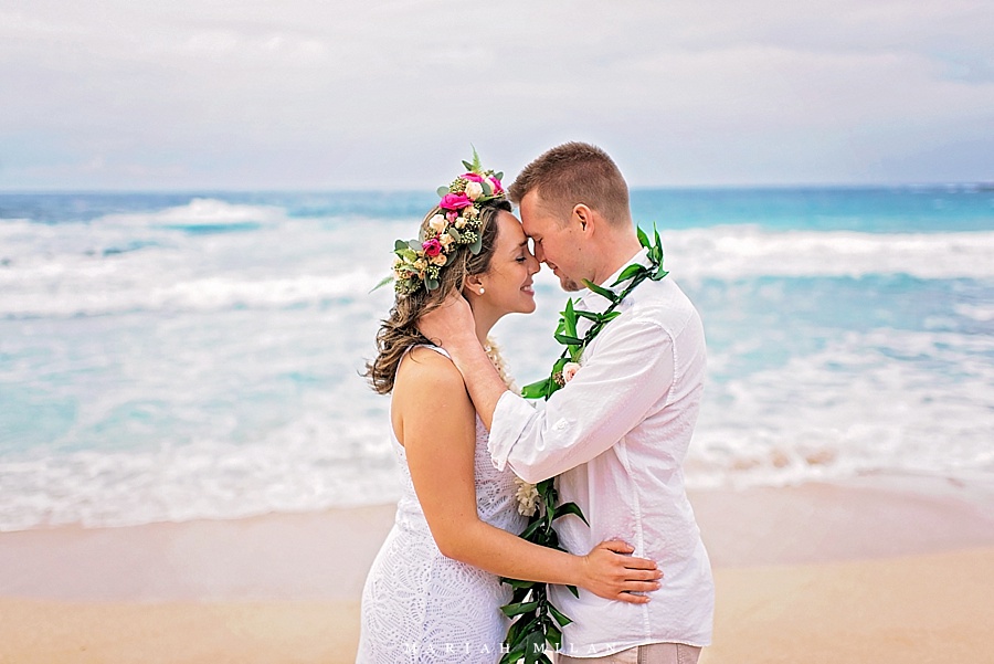couple elope's on Maui with a haku lei and a ti leaf lei on the beach to cut wedding costs 